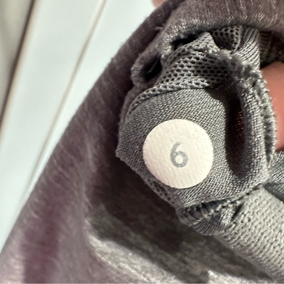 Lululemon Power Y tank women’s size 6 heather gray - Picture 4 of 4